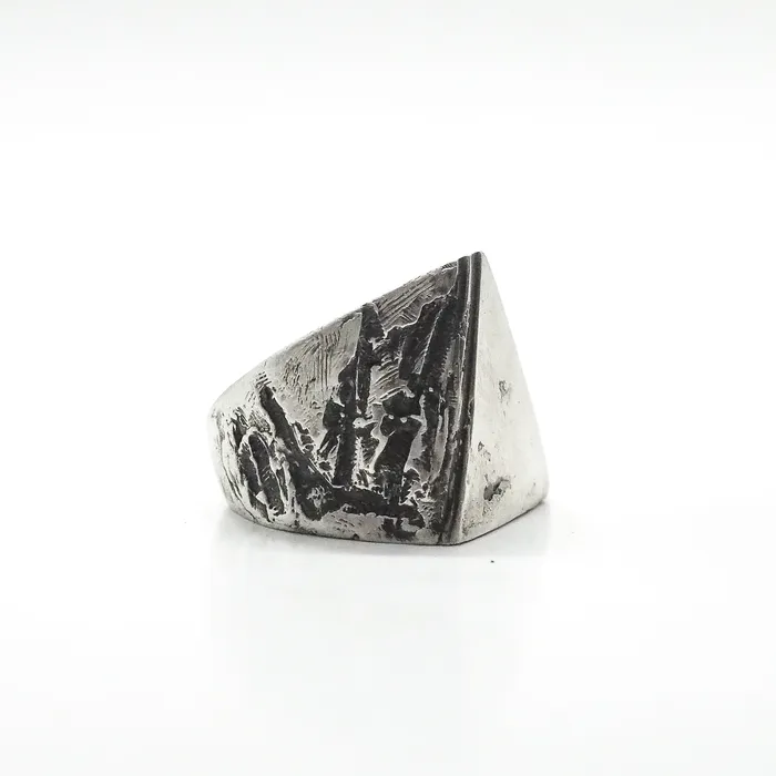 OSSOSS TRIANGLE SIGNET RING Rings