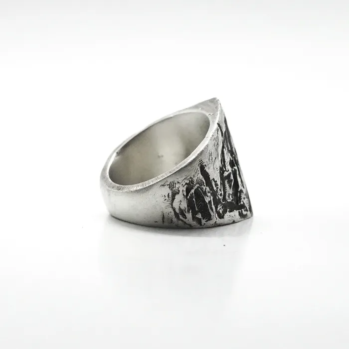 OSSOSS TRIANGLE SIGNET RING Rings