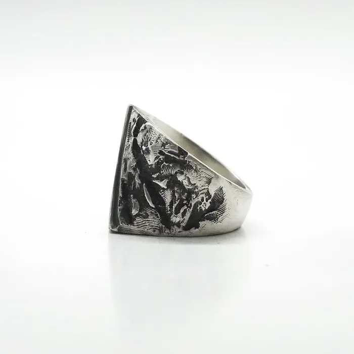 OSSOSS TRIANGLE SIGNET RING Rings