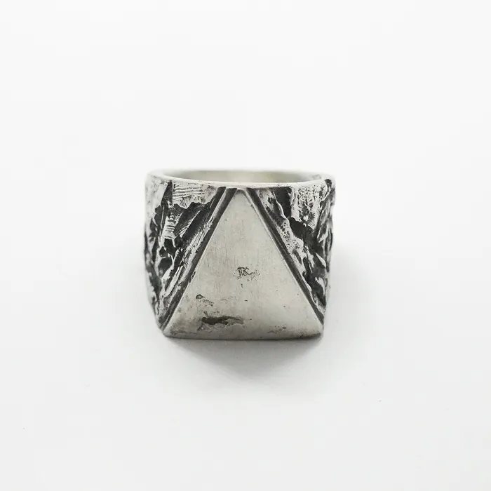 OSSOSS TRIANGLE SIGNET RING Rings