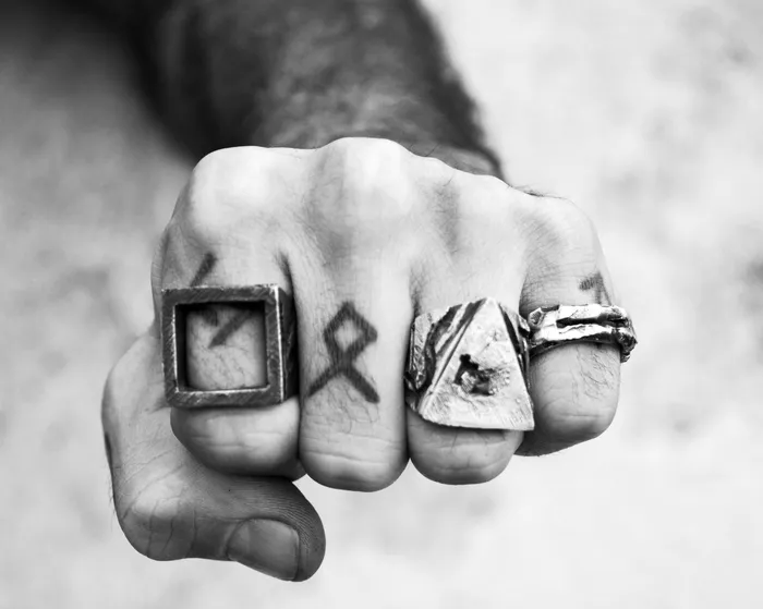 OSSOSS TRIANGLE SIGNET RING Rings