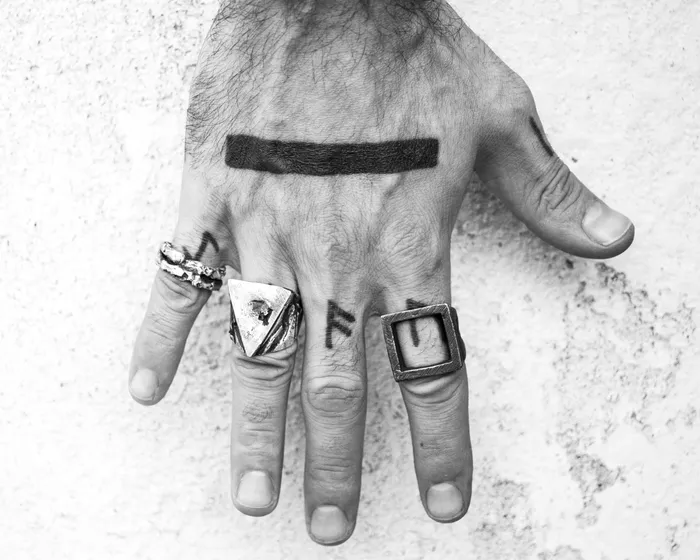 OSSOSS TRIANGLE SIGNET RING Rings
